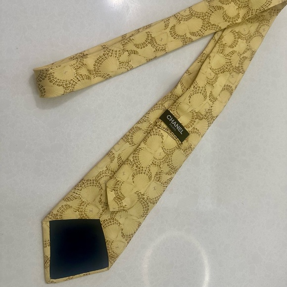 Chanel Gold/Yellow Seashell Necktie 👔 w CC logo detail throughout